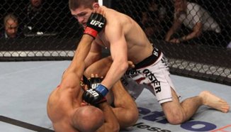 Rafael dos Anjos срещу Khabib Nurmagomedov през април