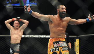 Вижте спорния двубой между Georges St. Pierre и Johny Hendricks