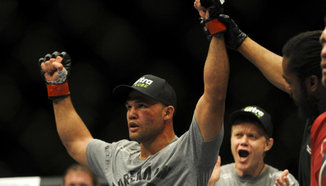 Lawler си поиска трети двубой с Hendricks