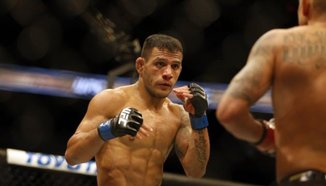 Rafael dos Anjos ще качва категорията