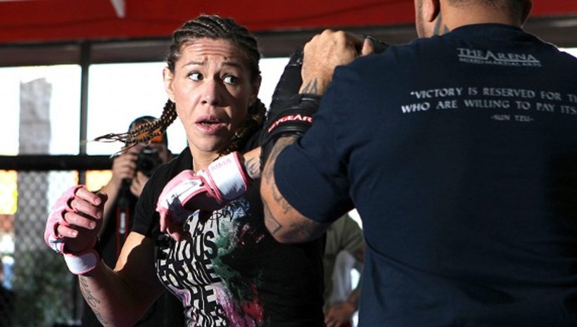 Cris Cyborg тренира и изглежда страховита