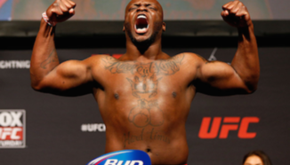 Derrick Lewis приклещен в метъл капан