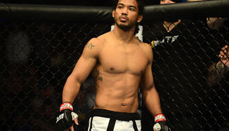 Benson Henderson изхвърли съдията и опонента си от сцената