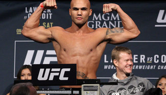 Robbie Lawler продължава да тренира след операцията