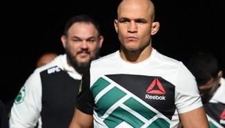 Junior dos Santos показва бързина преди битката с Багата
