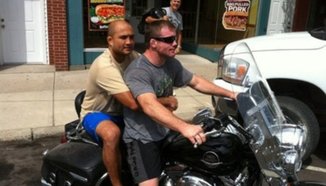 Снимка на деня: Matt Hughes и B.J. Penn на мотор