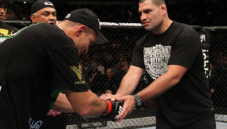 JDS ще се изправи след 10 тейкдауна, но дали Cain Velasquez ще оцелее след 10 удара?