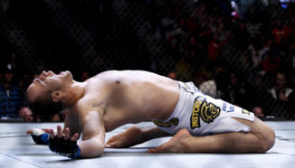 Junior dos Santos заспива с колана на UFC