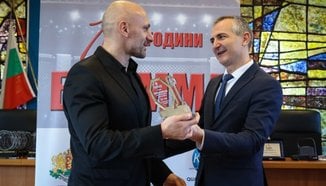 Министър Илиев награди заслужили треньори на юбилея на Българската федерация по ММА