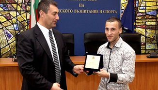 Нейков награди шампиона по муай тай Милен Маринов
