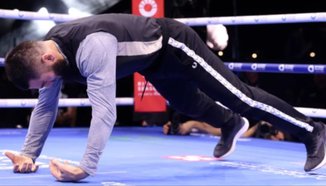 Феновете полудяват по силовите упражнения за китка на Бетербиев