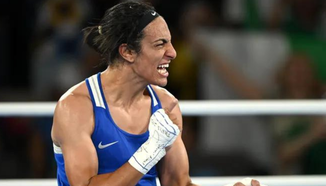 Скандалната Имане Хелиф става професионална боксьорка